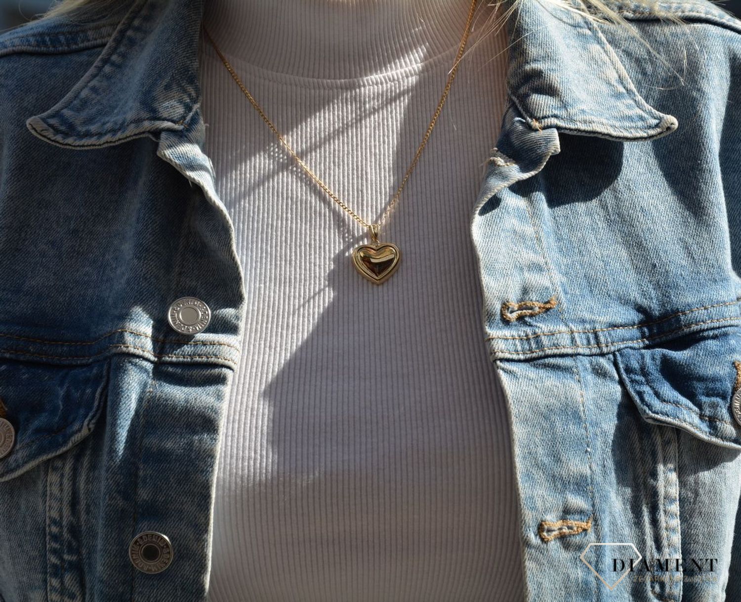 Złoty wisiorek na łańcuszek o ponadczasowej formie serca, wykonany z 8-karatowego złota to biżuteria symbolizująca głęboką miłość i oddanie. (2).jpg